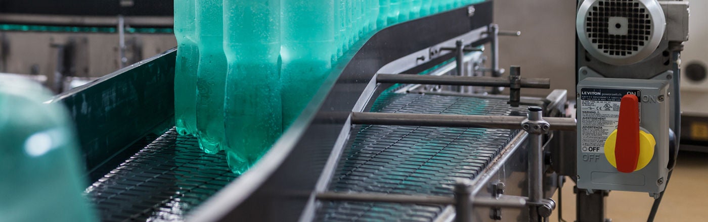 Desconexión no metálica cerca de la cinta transportadora