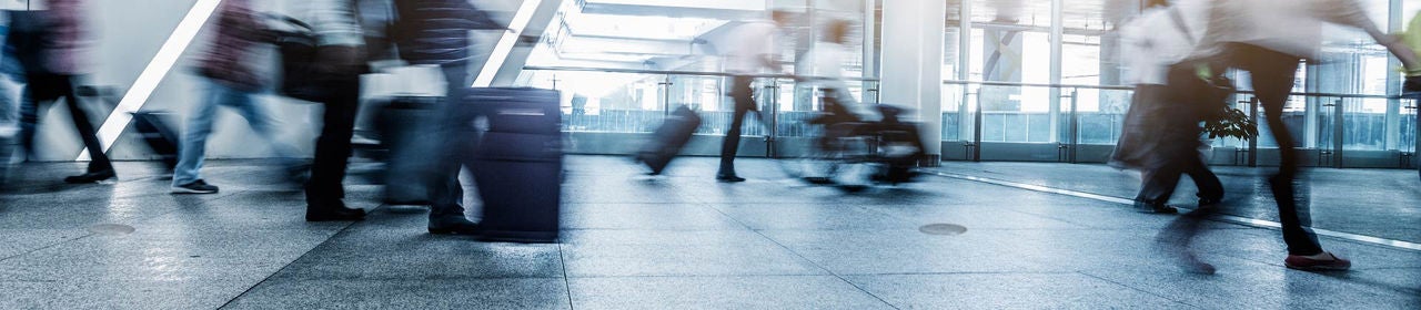 Caja para piso de concreto ubicada en un aeropuerto abarrotado