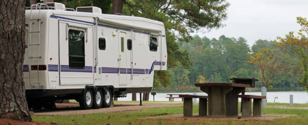 Aplicación para vehículos recreativos con pedestales de alimentación estándar