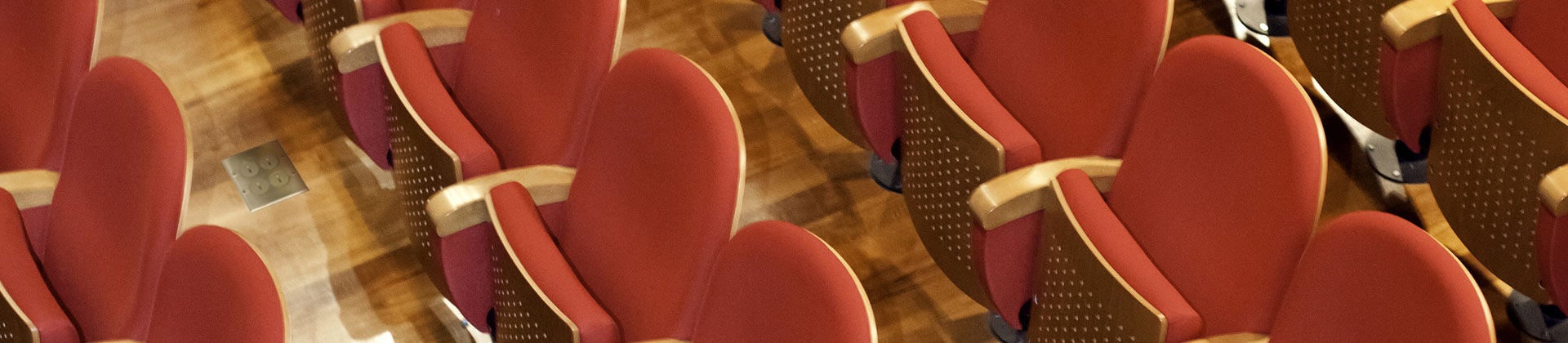 Caja para piso de concreto ubicada en un aeropuerto abarrotado