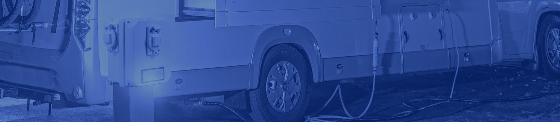 Pedestal de alimentación delante del vehículo recreativo