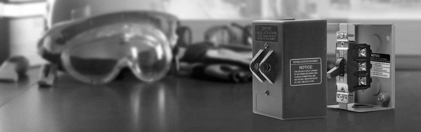 Caja de arrancador de motor manual abierta sobre una encimera