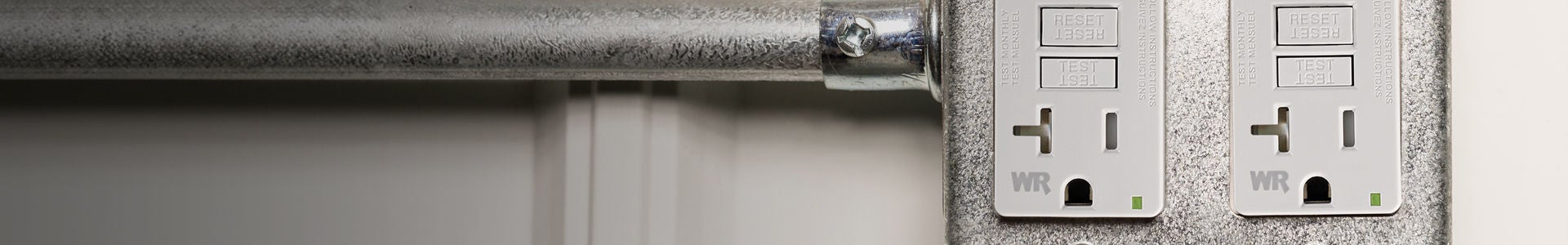 Receptáculos ICFT en caja de alimentación metálica en la pared de un cobertizo