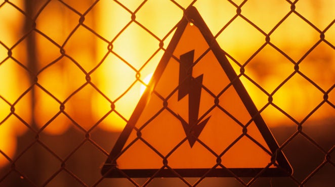 Cartel que indica que el peligro eléctrico potencial está cerca