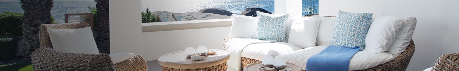 sofá y sillón en un patio al aire libre