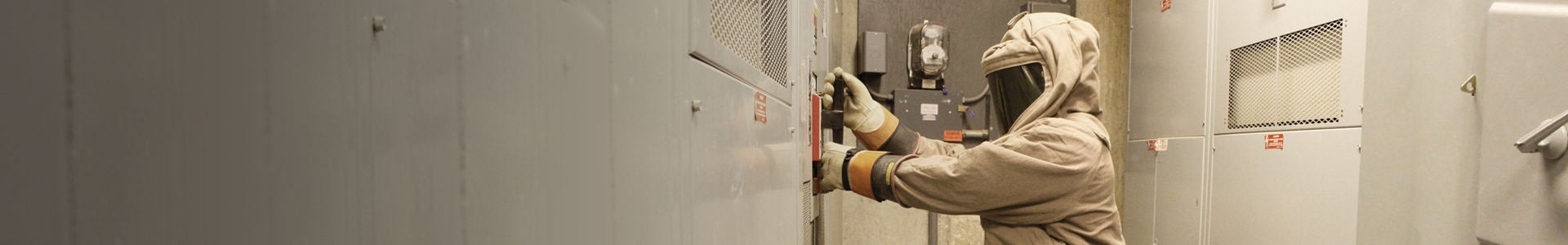 Ingeniero en equipos de protección contra arcos eléctricos